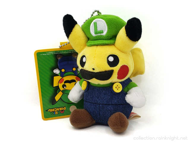 TAKARA TOMY / The Pokemon Company – Pokémon Center Mario x Pikachu Collaboration – Pikachu as Luigi Mini Mascot Plush